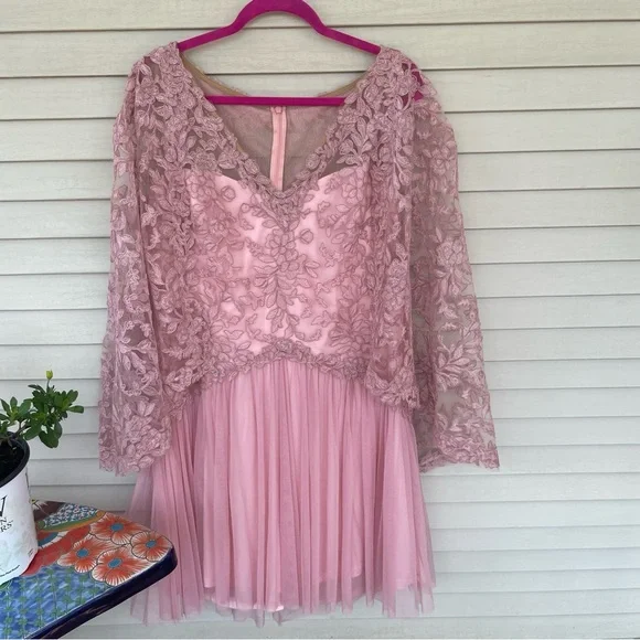 TADASHI SHOJI Embroidered Lace Cape Dress in Rose Quartz (Altered) - Picture 6 of 11